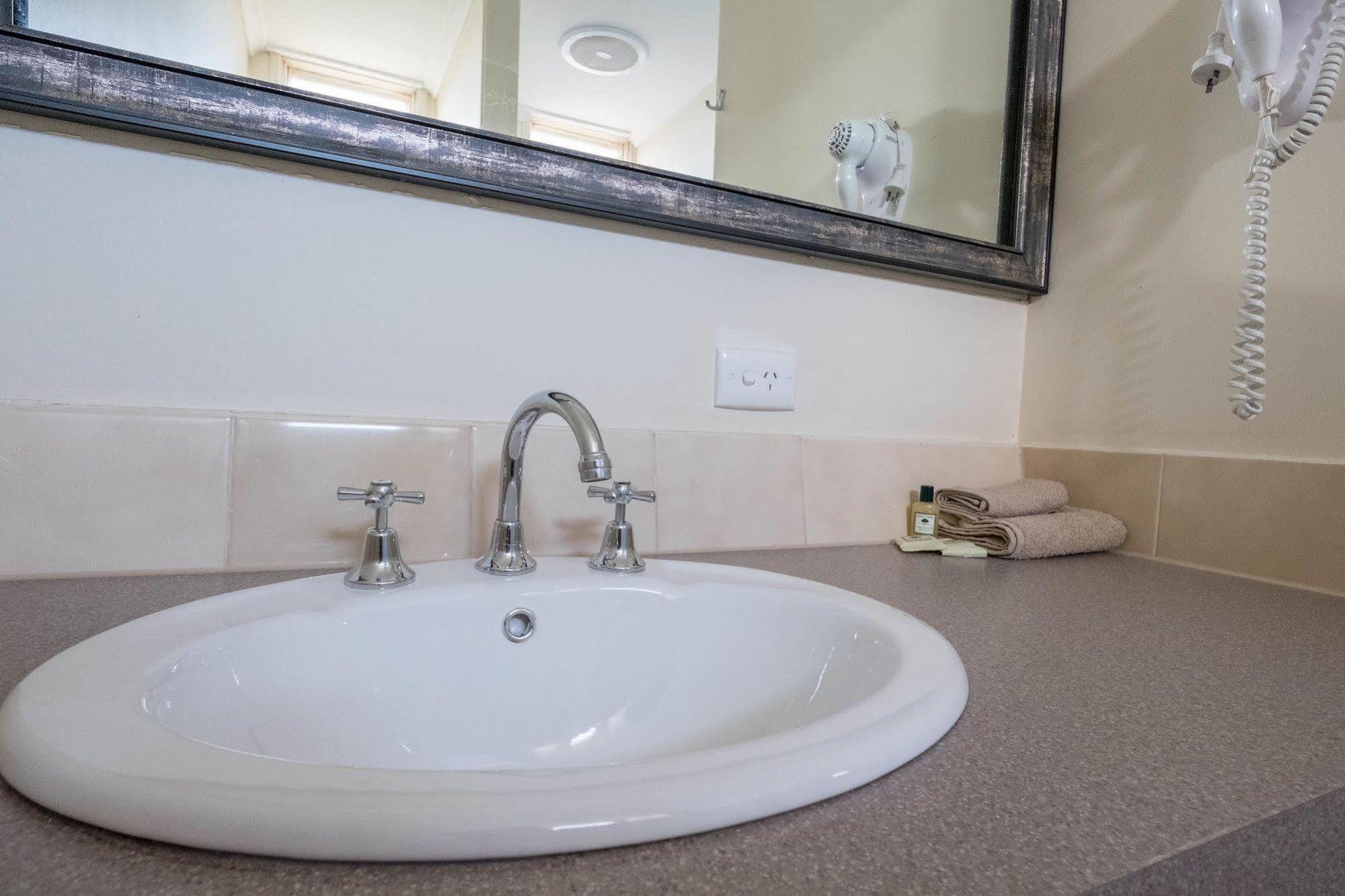 Stawell'S London Motor Inn Экстерьер фото